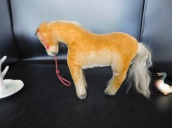 steiff sm horse red reins side a